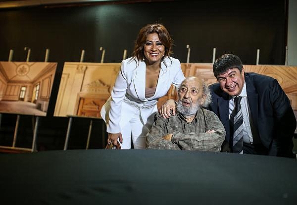 Ara Güler, Türel'e kitabını hediye etti