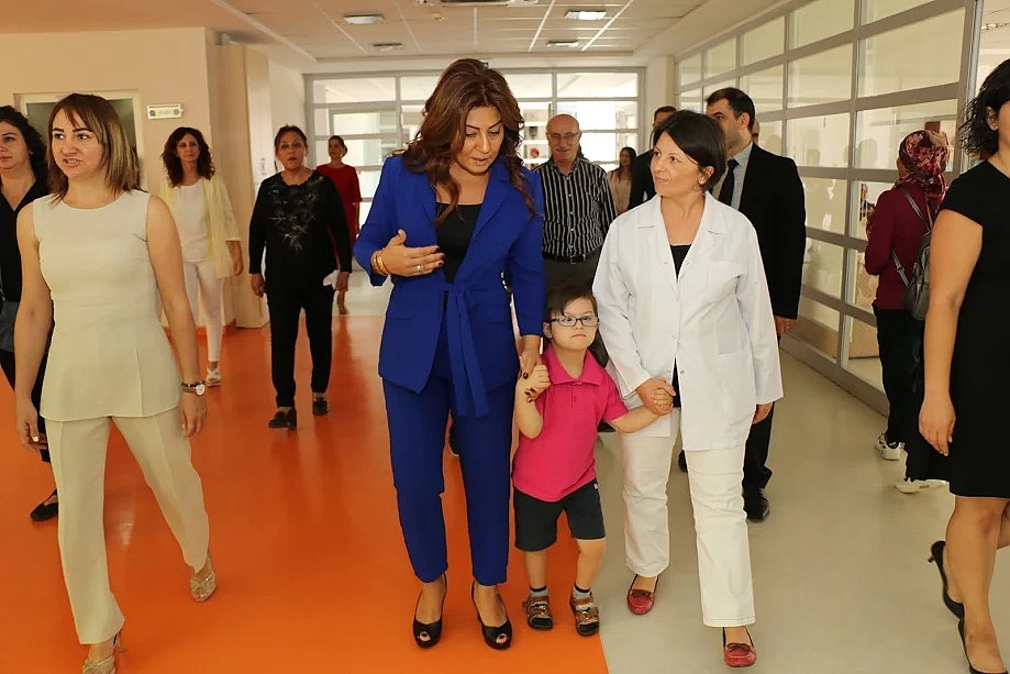 "El ele engelleri aşıyoruz"