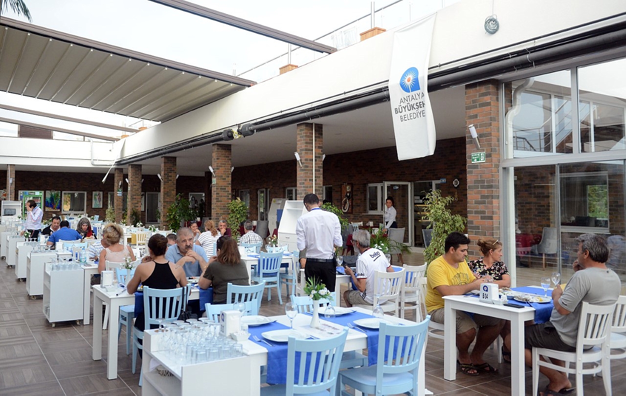 Balık Çarşısı'nda bu masa sizleri bekliyor