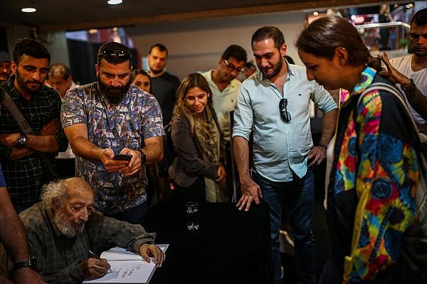 Ara Güler, Türel'e kitabını hediye etti
