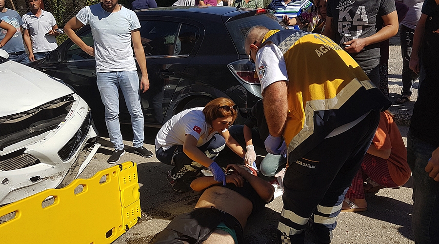 Ehliyetsiz sürücü plakasız motosiklete çarptı