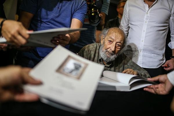 Ara Güler, Türel'e kitabını hediye etti