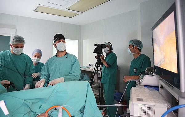 Ameliyatı canlı yayınla 308 hekim izledi