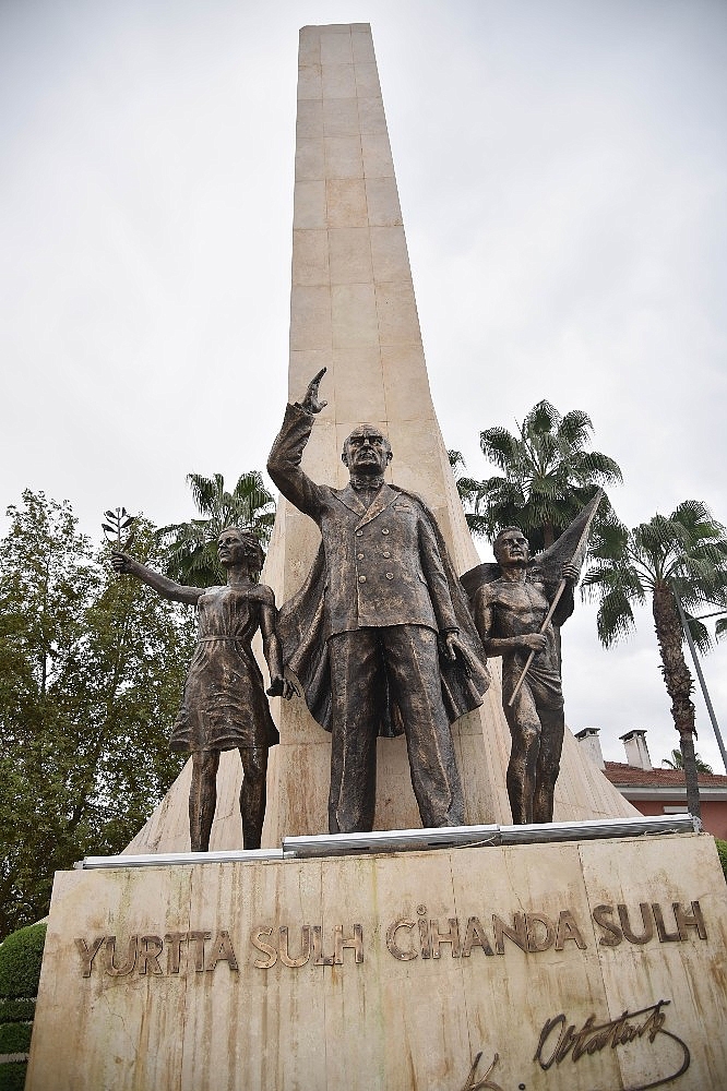 Alanya Belediyesi'nden Atatürk Anıtı'na profesyonel bakım