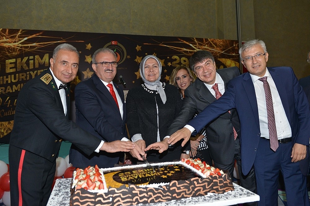 Antalya'da Cumhuriyet resepsiyonu düzenledi