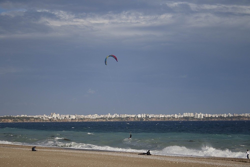 Antalya'da dev dalgalarda deniz keyfi