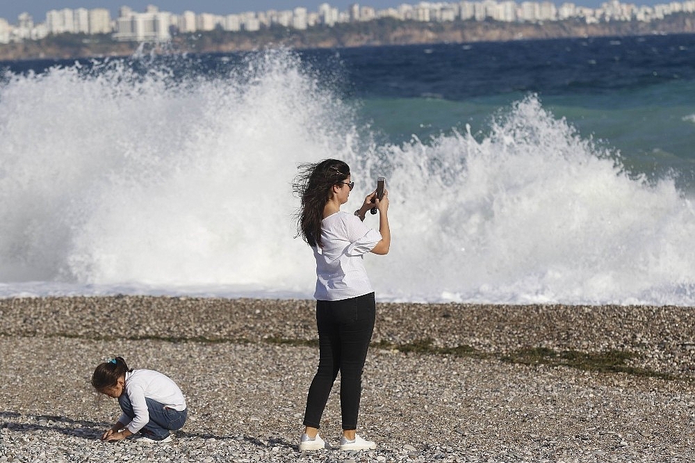 Antalya'da dev dalgalarda deniz keyfi