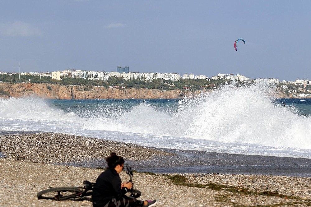 Antalya'da dev dalgalarda deniz keyfi