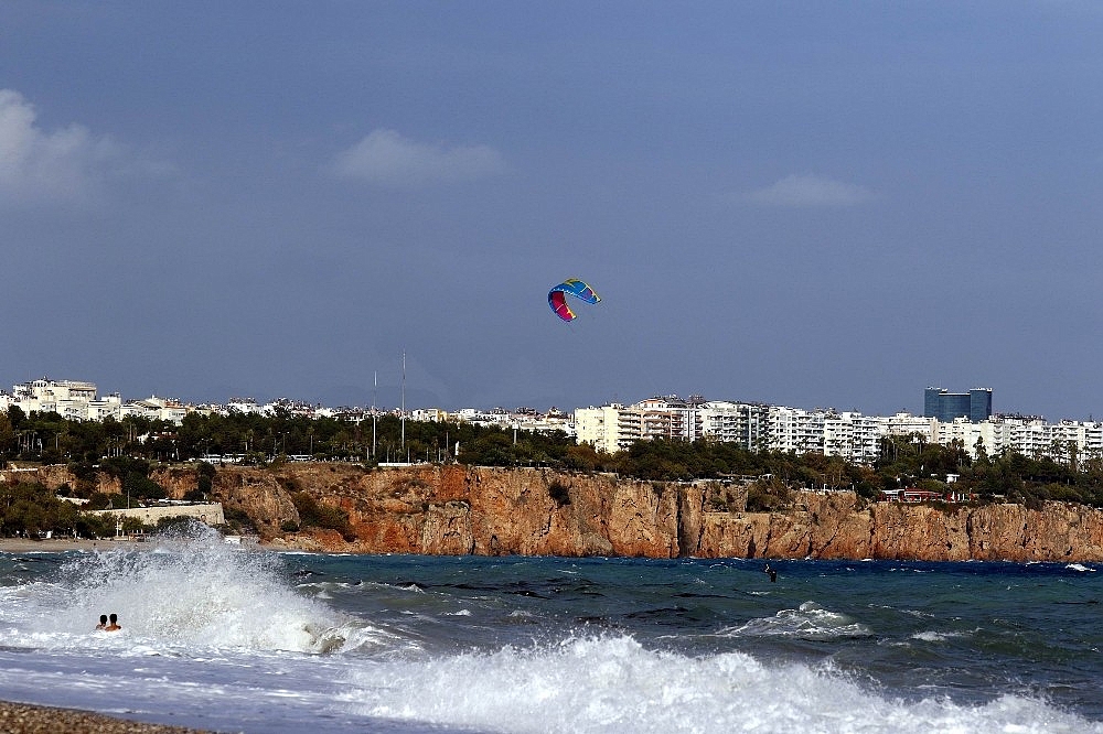 Antalya'da dev dalgalarda deniz keyfi