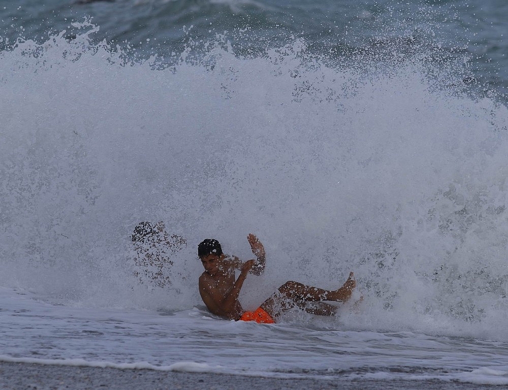 Antalya'da dev dalgalarda deniz keyfi