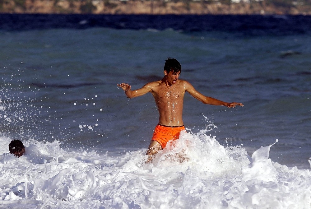 Antalya'da dev dalgalarda deniz keyfi