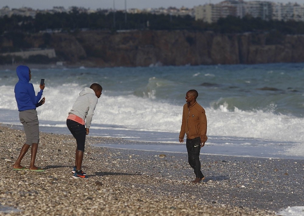 Antalya'da dev dalgalarda deniz keyfi