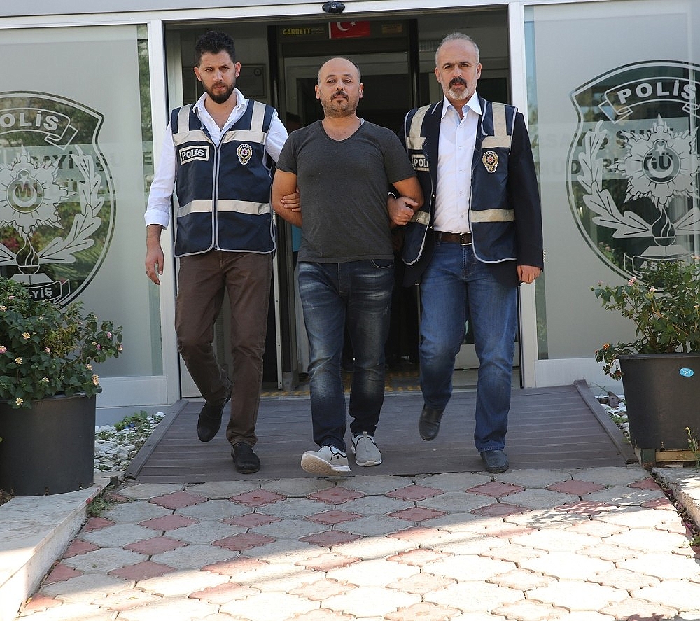 Antalya'da 'papağan' şebekesi çökertildi!
