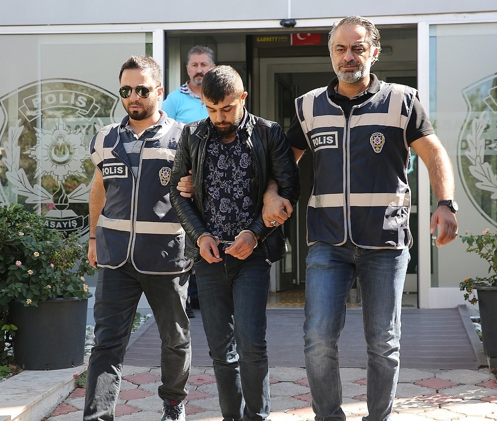 Antalya'da 'papağan' şebekesi çökertildi!
