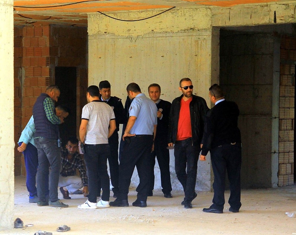 Antalya'da silahlı şahıs paniği