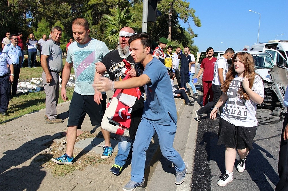 Antalya'da tur minibüsü kazası: 4 yaralı (Videolu)