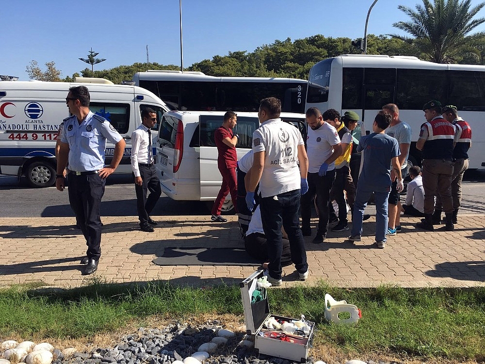 Antalya'da tur minibüsü kazası: 4 yaralı (Videolu)