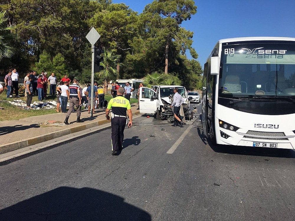 Antalya'da tur minibüsü kazası: 4 yaralı (Videolu)