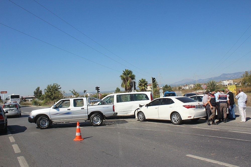 Antalya'da zincirleme kaza: 1 yaralı!
