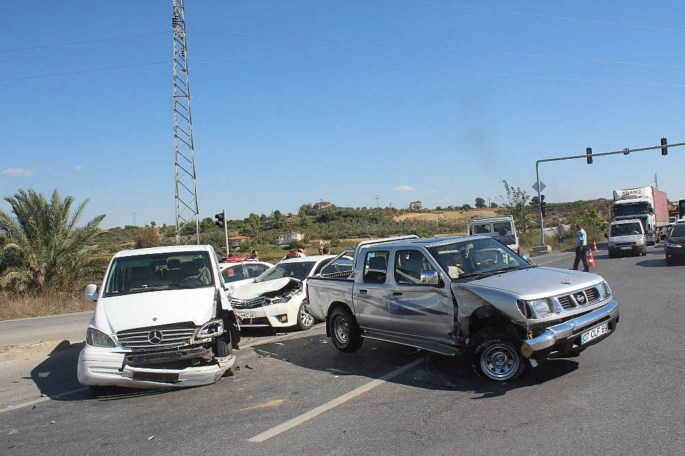 Antalya'da zincirleme kaza: 1 yaralı!