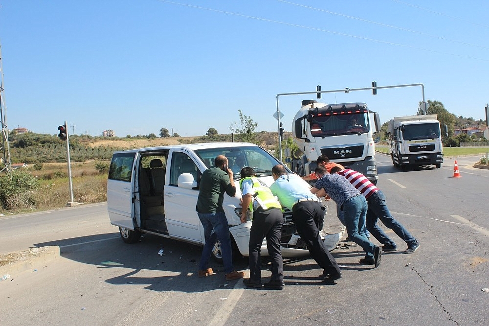 Antalya'da zincirleme kaza: 1 yaralı!