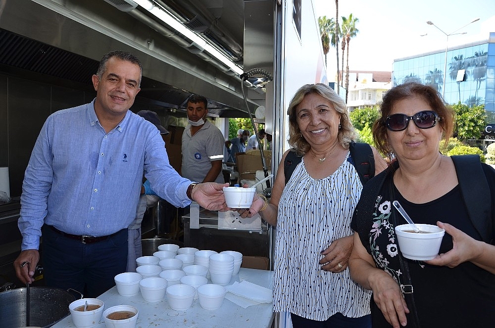 Büyükşehir aşure dağıttı