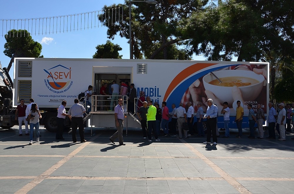 Büyükşehir aşure dağıttı