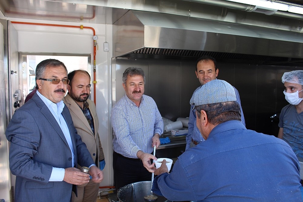 Büyükşehir aşure dağıttı