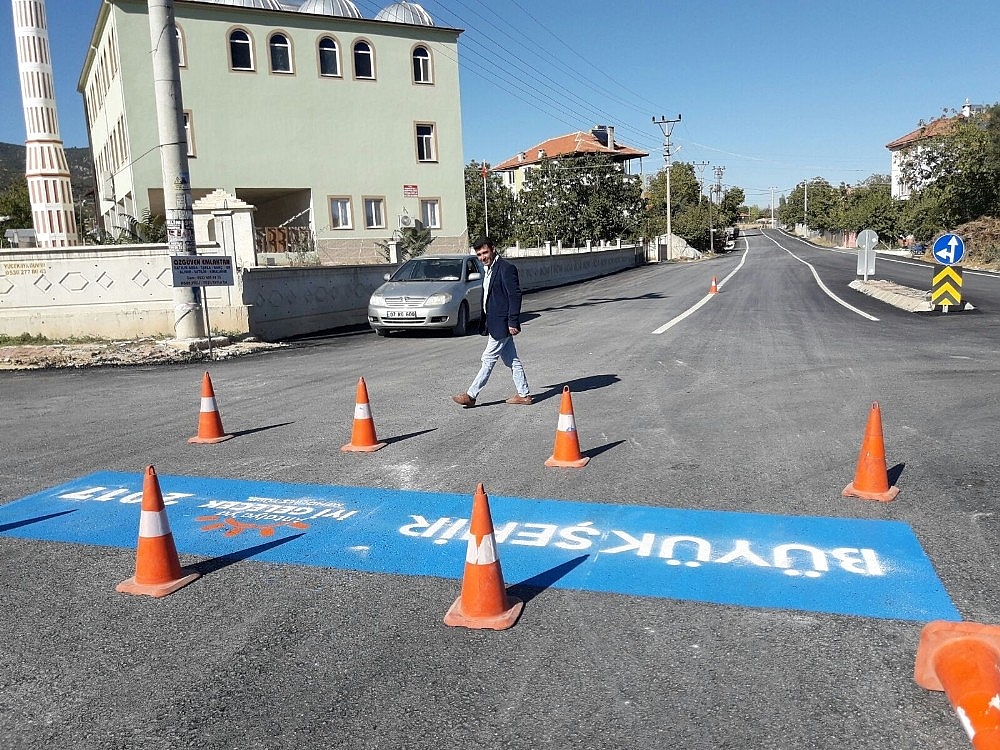 Büyükşehir'den Yeşilyayla'ya sıcak asfalt