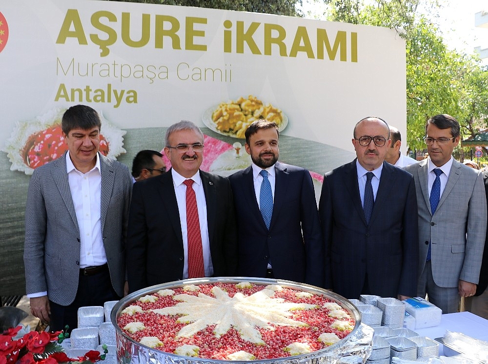 Cumhurbaşkanlığı Antalya'da aşure dağıttı
