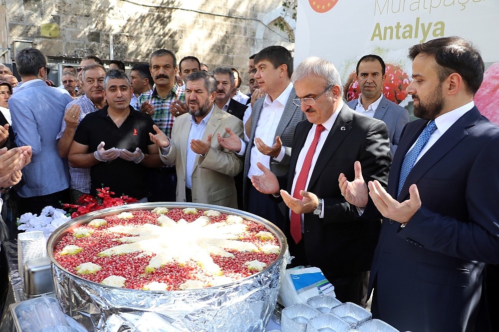 Cumhurbaşkanlığı Antalya'da aşure dağıttı