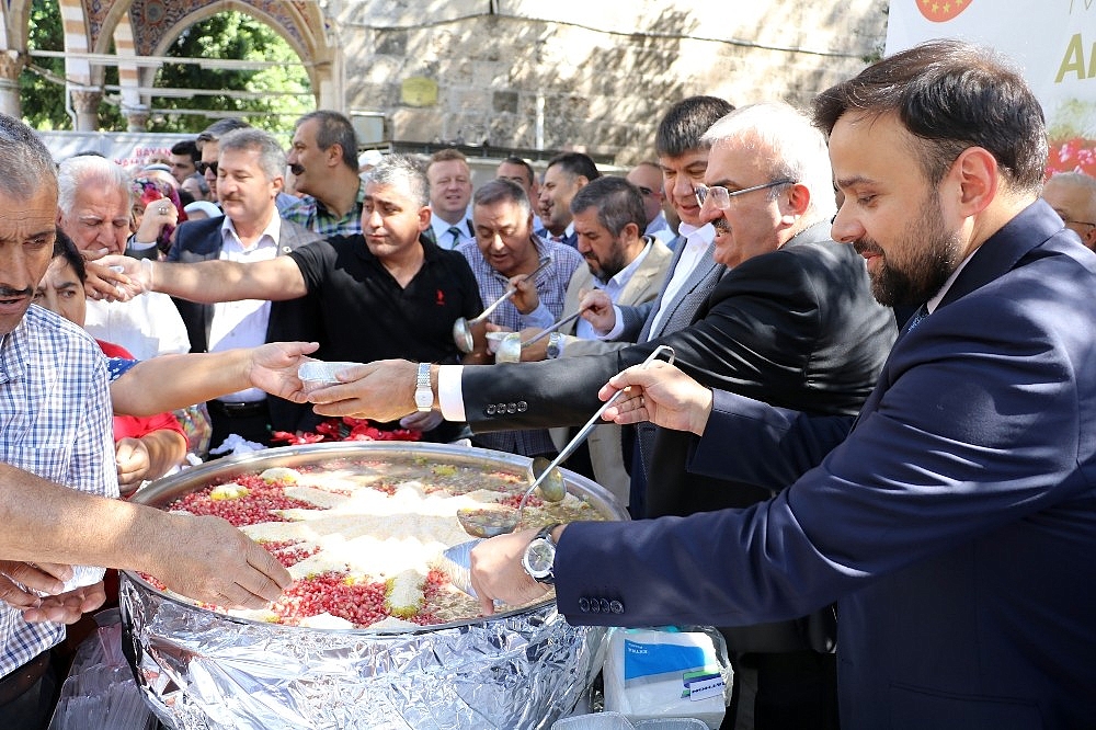 Cumhurbaşkanlığı Antalya'da aşure dağıttı