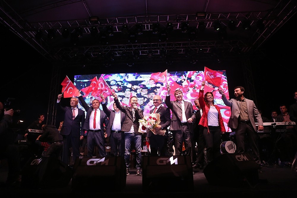 Cumhuriyet coşkusu Serdar Ortaç'la yaşandı