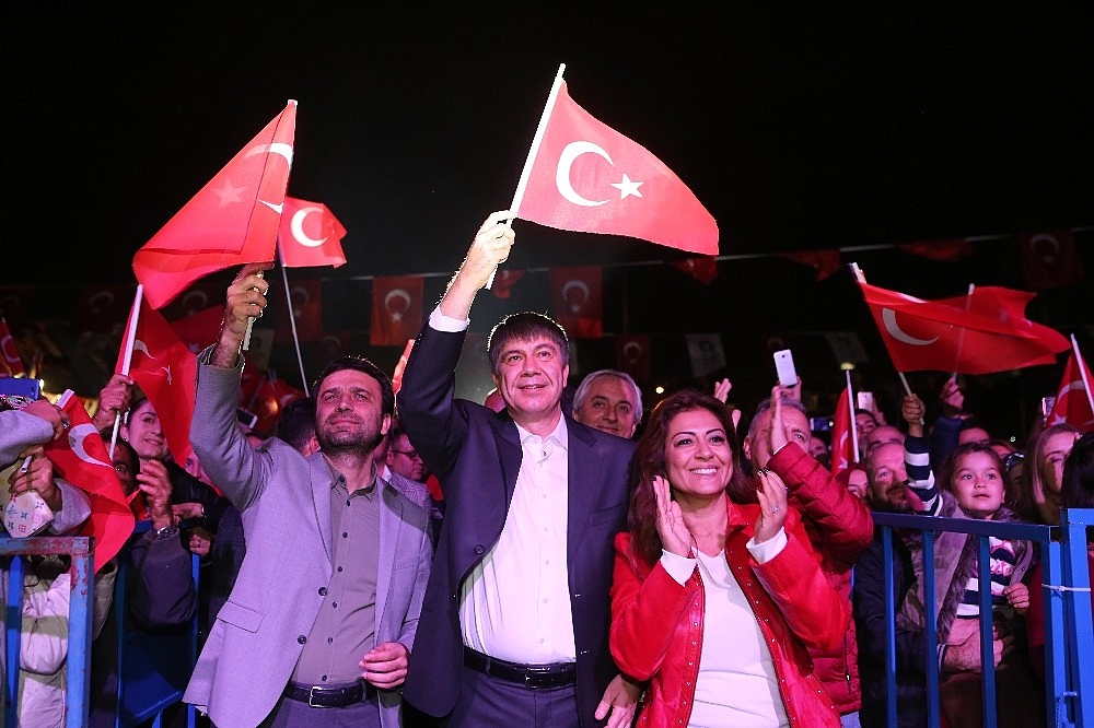 Cumhuriyet coşkusu Serdar Ortaç'la yaşandı