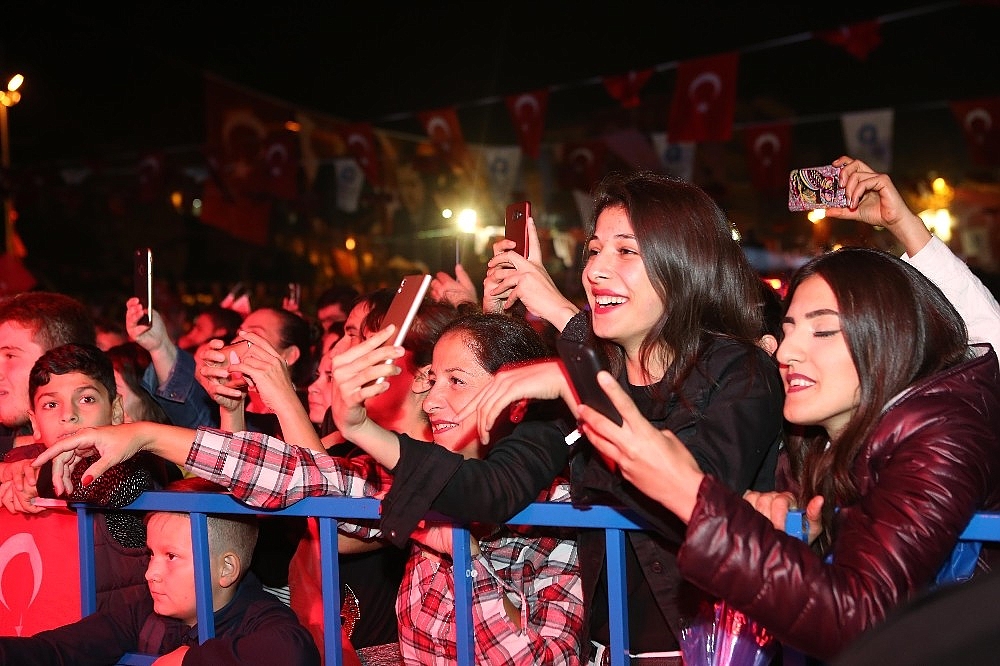 Cumhuriyet coşkusu Serdar Ortaç'la yaşandı
