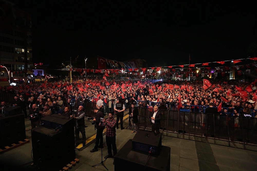 Cumhuriyet coşkusu Serdar Ortaç'la yaşandı