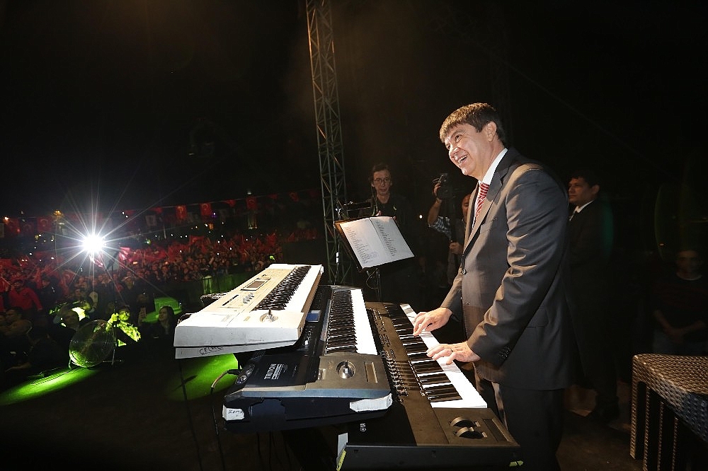 Cumhuriyet coşkusu Serdar Ortaç'la yaşandı