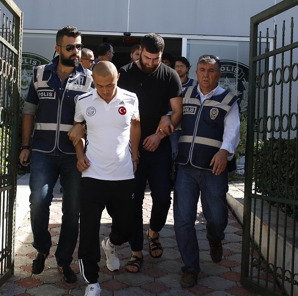 Darp ettikleri kuryenin üzerindeki parayı 1 dolara varıncaya kadar aldılar!