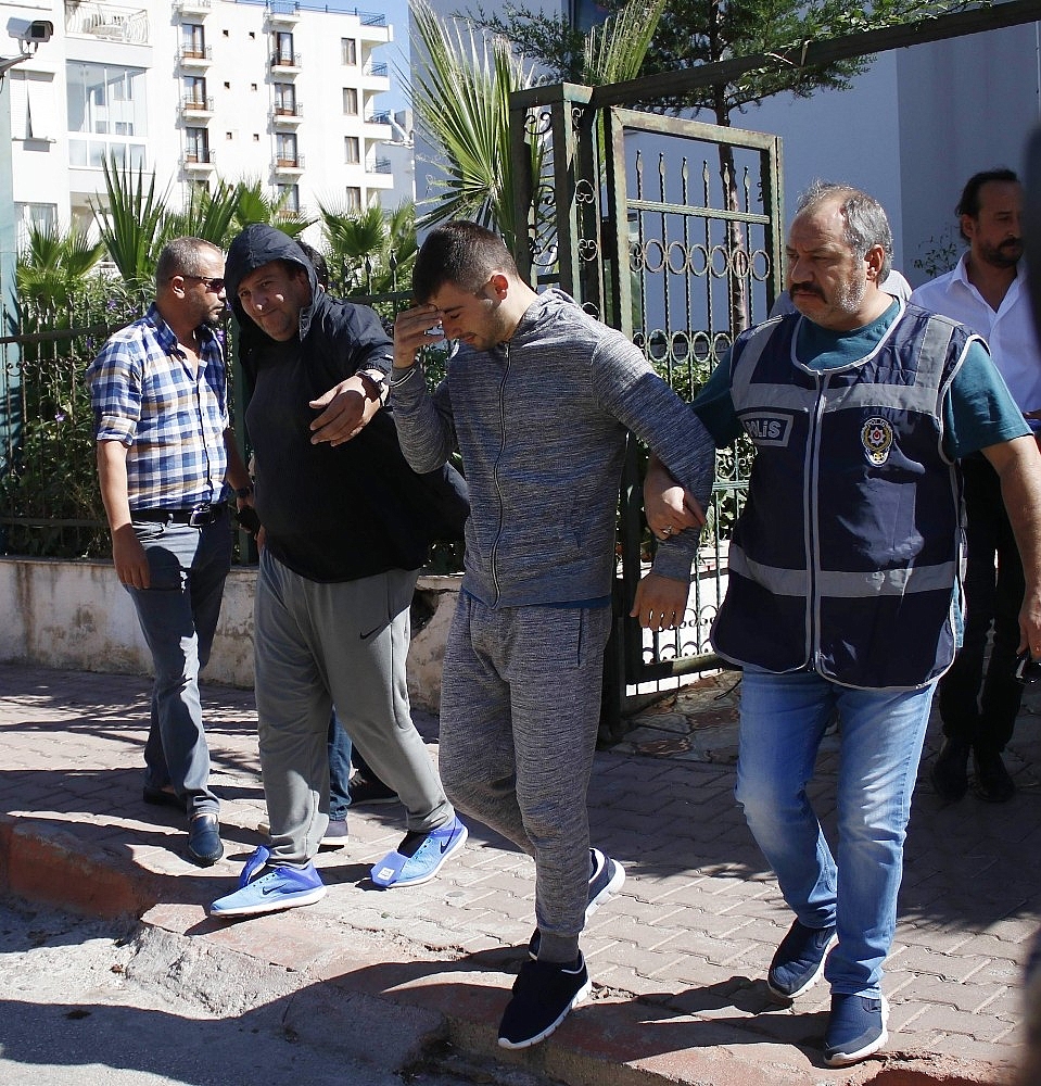 Darp ettikleri kuryenin üzerindeki parayı 1 dolara varıncaya kadar aldılar!