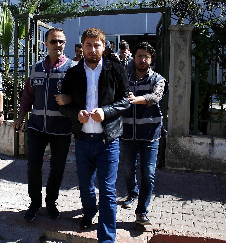 Darp ettikleri kuryenin üzerindeki parayı 1 dolara varıncaya kadar aldılar!