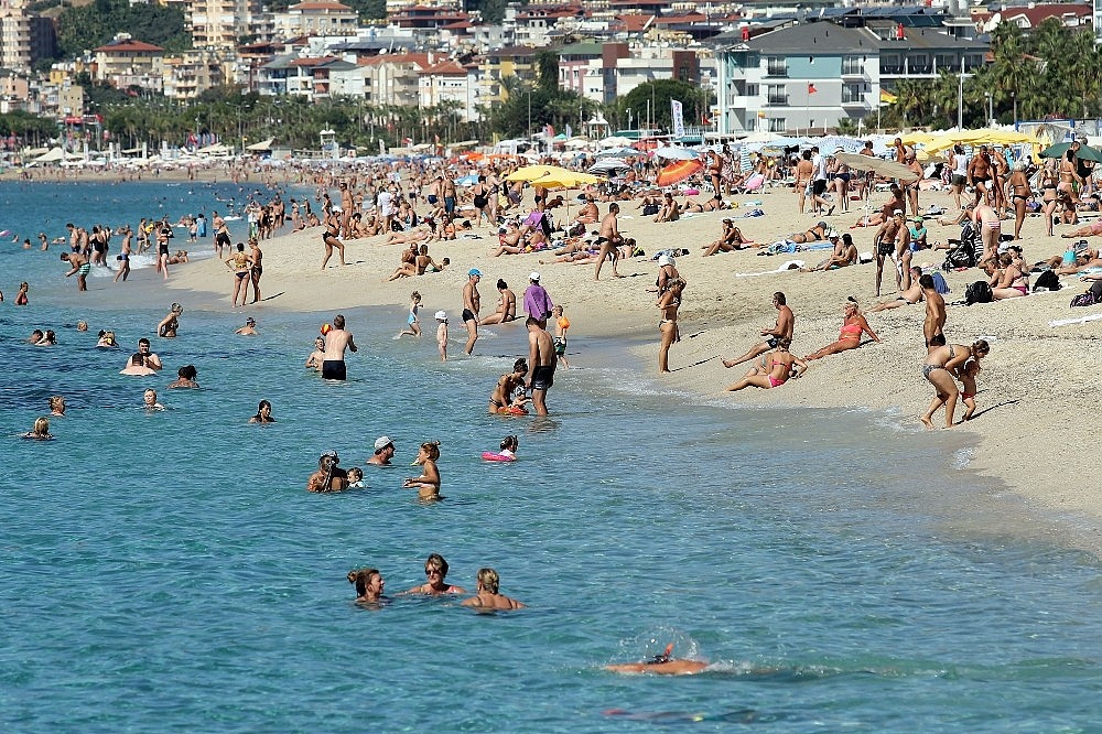 Doğuda kar Alanya'da deniz keyfi
