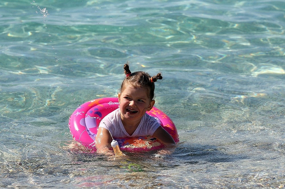 Doğuda kar Alanya'da deniz keyfi