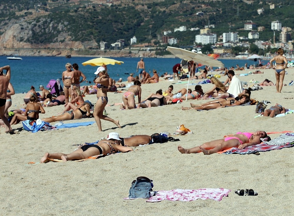 Doğuda kar Alanya'da deniz keyfi