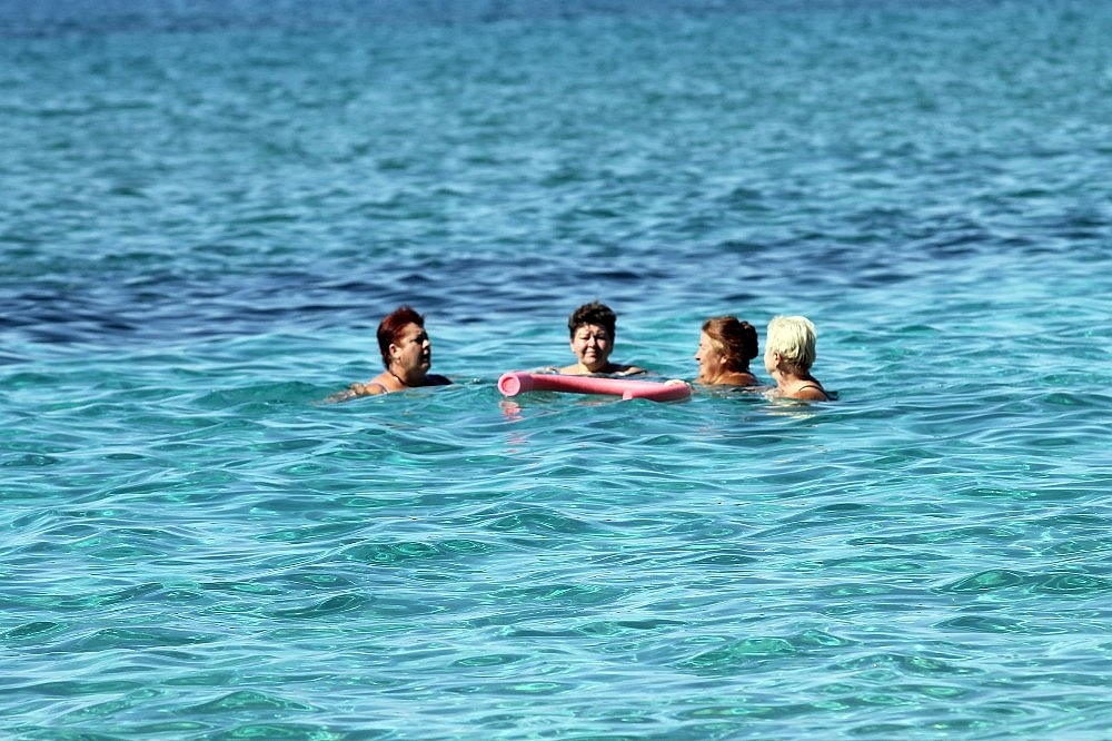 Doğuda kar Alanya'da deniz keyfi