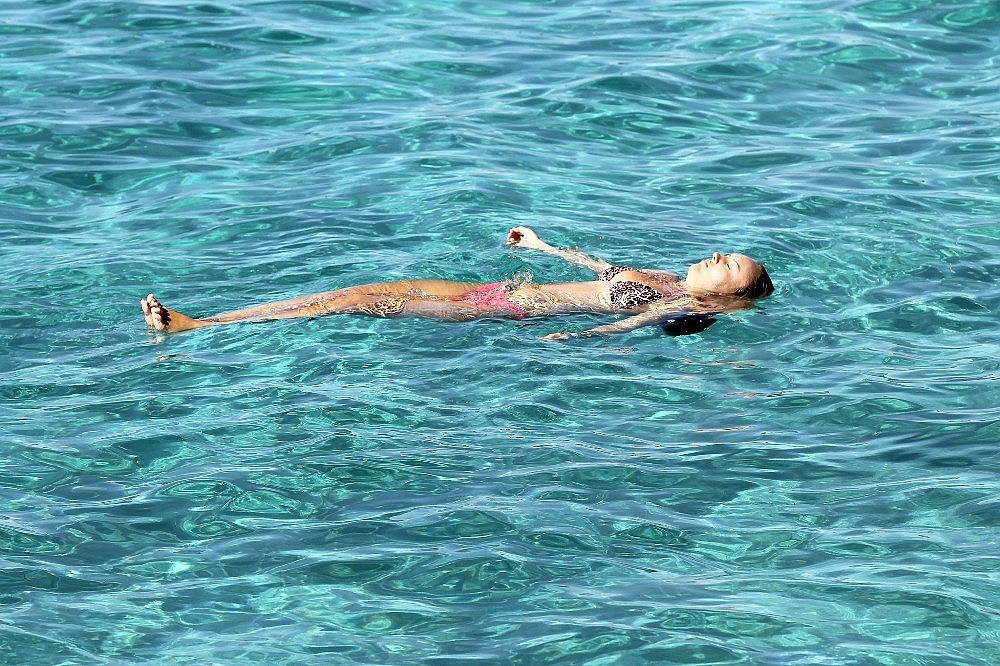Doğuda kar Alanya'da deniz keyfi