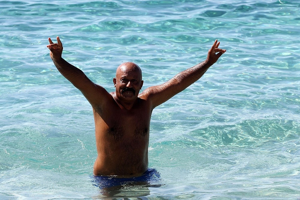 Doğuda kar Alanya'da deniz keyfi