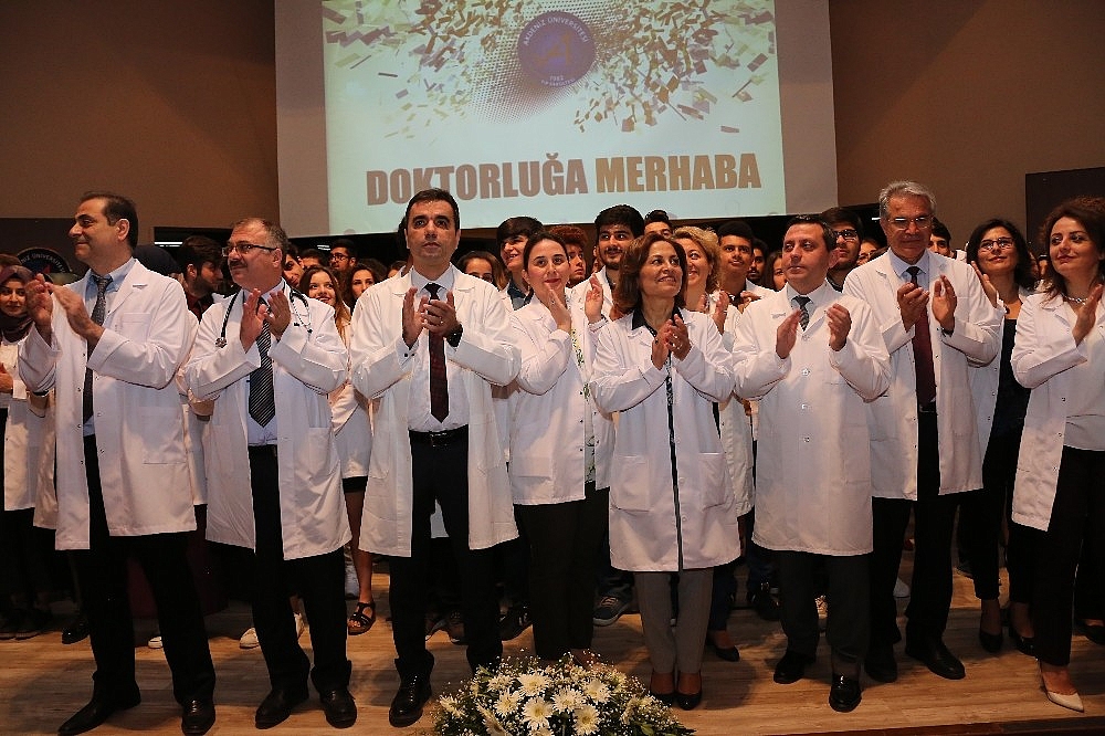 Doktor adayları beyaz önlük giydi