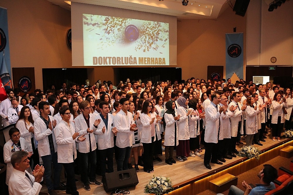 Doktor adayları beyaz önlük giydi