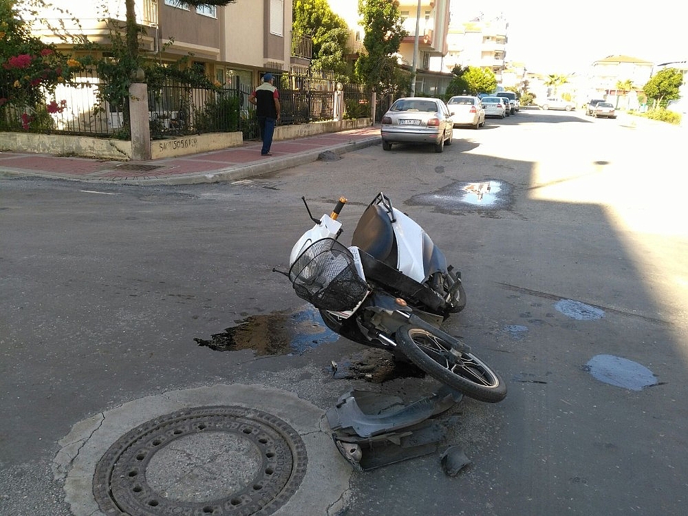Elektrikli bisiklet otomobile çarptı: 2 yaralı!