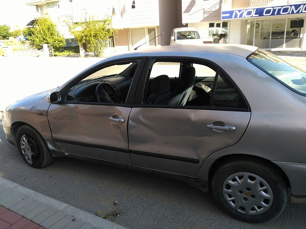 Elektrikli bisiklet otomobile çarptı: 2 yaralı!